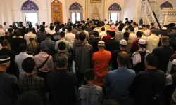 Tokyo'da cemaat avluya sığmadı, namaz 3 kere kılındı
