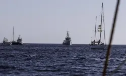 Savaş gemileri Sumud Filosu'nu kuşattı