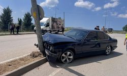 Bursa İnegöl'de otomobil direğe saplandı!