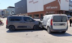 Bursa İnegöl'de iki ticari araç çarpıştı: 1 yaralı