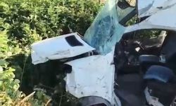 Bursa'da servis minibüsünün lastiği patladı, direğe çarptı: 6 yaralı