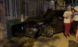 Bursa Yıldırım'da alkollü sürücünün çarptığı araç doğal gaz kutusunu patlattı