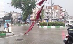 Bursa'da sele rağmen Türk bayrağını yerde bırakmadılar
