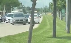 Bursa Nilüfer'de ters şeritten giden otomobil, trafiği böyle kilitledi