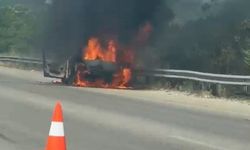 Bursa'da seyir halindeki araç alevlere teslim oldu