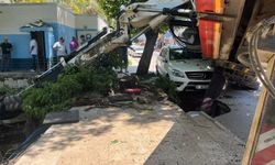Bursa Mudanya'da vinç aracın üzerine devrildi, kepçe dereye uçtu