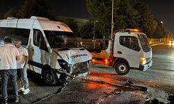 Bursa Yıldırım'da servis minibüsü refüje çıktı: 1 yaralı