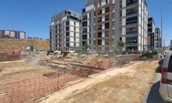 Bursa Nilüfer’de istinat duvarı çöktü, site sakinleri zamanla yarıştı