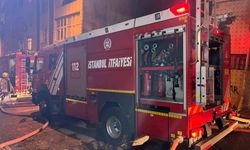 Esenler'de depoda çıkan yangın, 3 binanın dış cephesine ve çatısına sıçradı