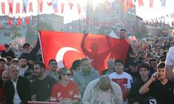 Milli maç heyecanı Bağcılar Meydanı'nda yaşandı
