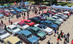 Tuzla'da nostalji rüzgarı: Klasik otomobiller sahilde buluştu
