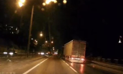 Kontrolden çıkan tır makasladı... O anlar kamerada