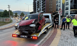 Bursa Osmangazi'de kontrolden çıkan araç tabelaya çarptı: Sürücü yaralandı