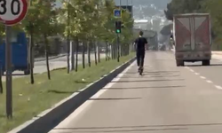 Bursa Osmangazi'de elektrikli scooter üzerinde tehlikeli yolculuk kamerada