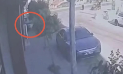 Bursa'da ehliyetsiz gencin kullandığı otomobil motosiklet mağazasına daldı
