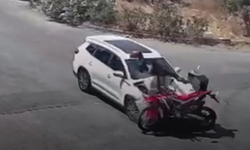 İzmir'de 15 yaşındaki çocuğun kullandığı otomobil motosiklete çarptı, sürücü ağır yaralandı