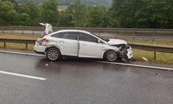 Bursa İnegöl'de otomobil bariyerlere saplandı: 3 yaralı