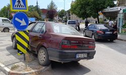 Bursa İnegöl'de arkadan çarpan otomobil refüje çıktı!