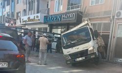 Bursa İnegöl'de taşıma asansörü minibüsün üzerine devrildi
