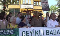Bursa'da kızıl geyik av ihalesine geyik kostümlü protesto
