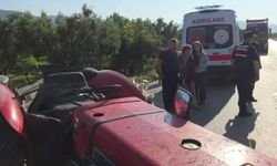 Bursa'da traktör ile hafif ticari araç çarpıştı, yaşlı çift yola savruldu
