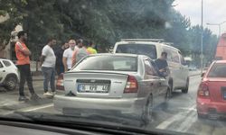 Bursa İnegöl'de otomobil hafif ticari araca çarptı: 3 yaralı