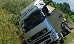 İnegöl Mezit Boğazı’nda korku dolu anlar! TIR yamaca çarpıp devrildi