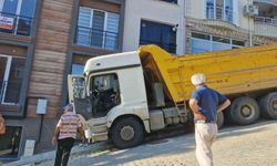Freni boşalan kamyon eve çarptı: Mahalle sakinleri deprem oluyor sandı