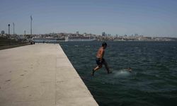 İstanbul'da sıcak hava bunalttı: Kimi denizde serinledi kimi gölgelik alanda dinlendi