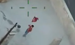 Polis helikopterini Türk bayrağıyla selamlayan çocuk ilgi odağı oldu