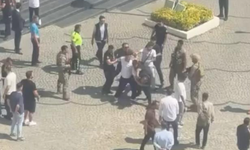 Bursa'da adliye önünde ortalık savaş alanına döndü: Masa ve sandalyeler havada uçuştu