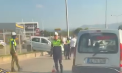 Bursa İnegöl'de araç refüje çıktı! Trafik kilitlendi
