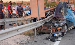 Düğün konvoyundaki otomobil bariyerlere çarptı: 1 ölü, 3 yaralı