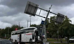 İstanbul'da yolcu otobüsü otomobile ve levhaya çarptı: 30 yaralı