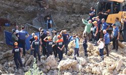 İnşaat kazısında göçük altında kalan kepçe operatörü hayatını kaybetti