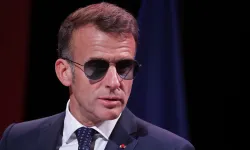 Macron’un mavi gözlüklerinin gizemi ortaya çıktı! Meğer gözünü korumuyormuş