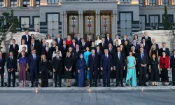 NATO resepsiyonunda aile fotoğrafı!