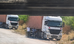 Bursa İnegöl’de TIR köprüye çarptı: Sürücü yaralandı