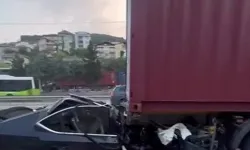 Tıra arkadan çarpan otomobil preslendi: Baba ile oğlu hayatını kaybetti