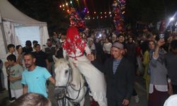 İnegöl'de asırlık gelenek yeniden canlandı: At ile gelin indirme büyük ilgi gördü