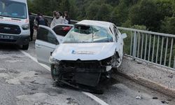 Bursa İnegöl'de araç bariyerlere çarptı: 5 yaralı