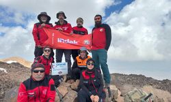İndak Süphan Dağı zirvesinde