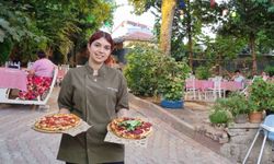 İnegöl'e turist çeken pizzacı kız! Kapısında kuyruklar oluşmaya başladı