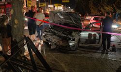 Bursa İnegöl'de otomobil direğe çarptı!