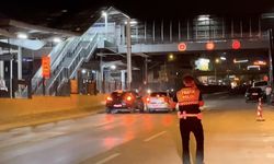 Bursa Osmangazi'de polisin gözü önünde skandal! Müşterinin aracıyla trafiği birbirine kattı