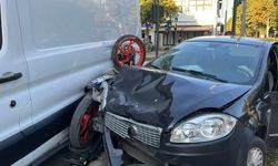 Bursa Yıldırım'da otomobille çarpışan motosiklet iki araç arasında sıkıştı: 1 yaralı