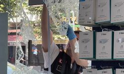 Maskeli hırsızlar camını odunla kırdıkları mağazadan 400 bin liralık telefon çaldı!