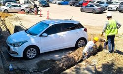 Bursa Osmangazi'de araç sahibine ulaşılamayınca otomobilin etrafını kazdılar