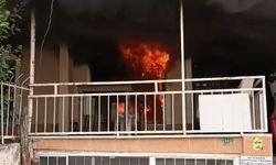 Bursa Osmangazi'de 4 katlı evin giriş katında çıkan yangına ilk müdahaleyi vatandaşlar yaptı