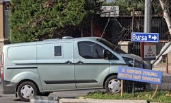 Bursa Mudanya'da zırhlı banka aracı elektrik direğine çarptı